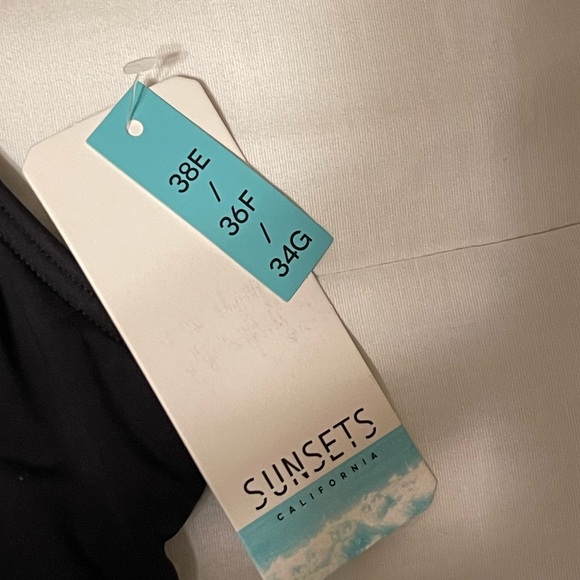 Bra sized tankini top with underwire and 3 hook closure - Picture 2 of 3